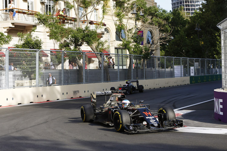 Fernando Alonso vor Jenson Button in Baku