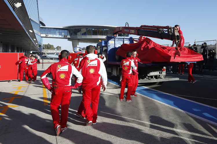 Der neue Ferrari von Kimi Räikkönen kommt am Kran(ken)wagen zurück