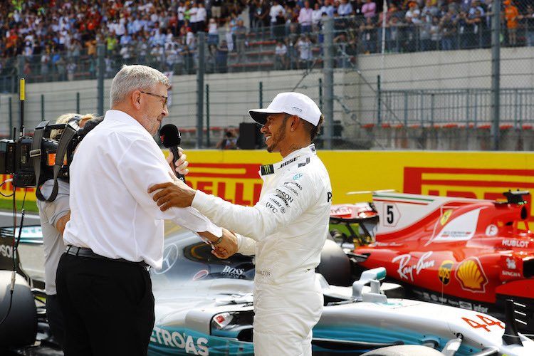 Lewis Hamilton war zu Tränen gerührt, als ihm Ross Brawn in Spa im Namen von Corinna und Michael Schumacher gratulierte