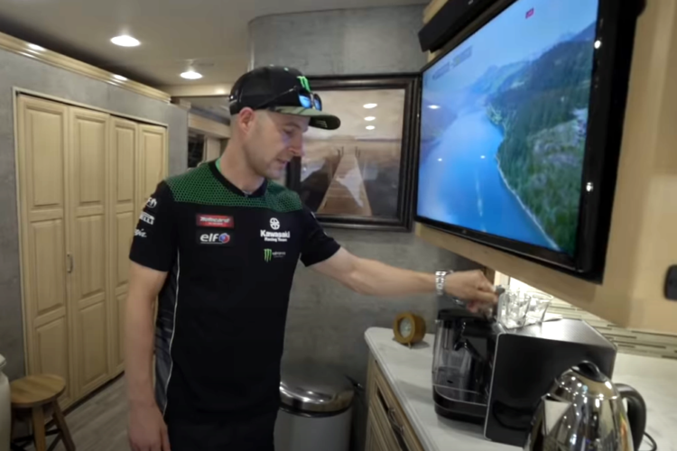 Jonathan Rea und seine Kaffeemaschine