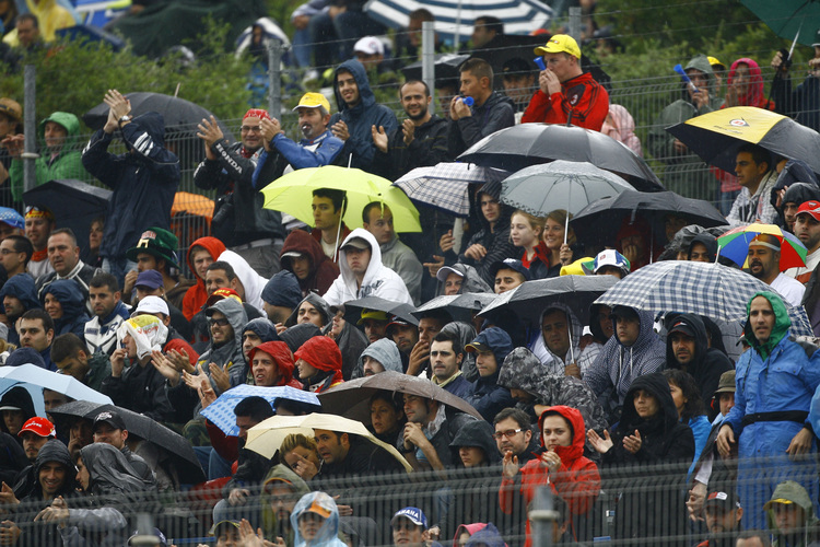 Die spanischen Fans trotzen dem Regen