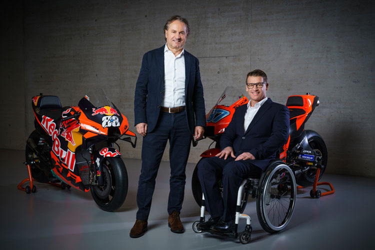 Pit Beirer (rechts) mit KTM-Vorstand Hubert Trunkenpolz