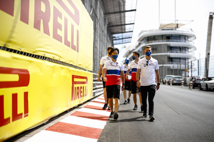 Mick Schumacher bei der Pistenbesichtigung, hier in der Passage nach dem Tunnel und vor der Hafenschikane