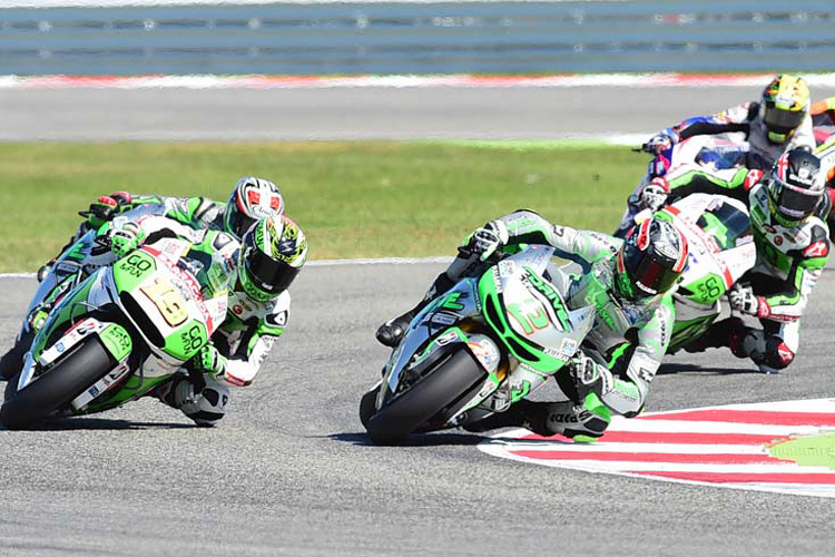 Zu Rennbeginn: Alvaro Bautista (19) gegen Leon Camier (2) und Scott Redding (re.)