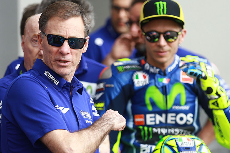 Yamaha-Renndirektor Lin Jarvis mit Valentino Rossi