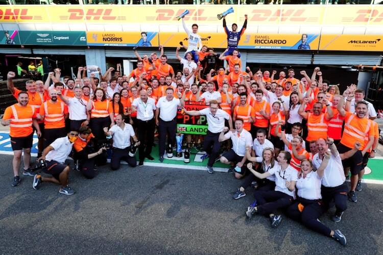 Die McLaren-Mannschaft feiert in Monza ihren Doppelsieg