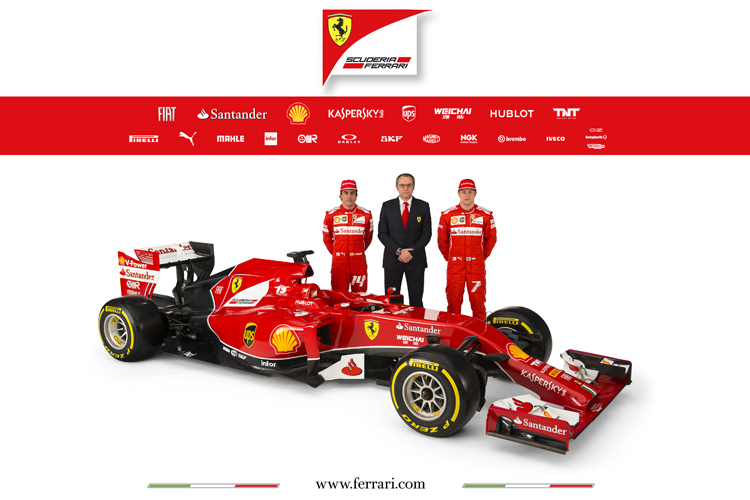 Stefano Domenicali (mitte) posiert mit Fernando Alonso (links) und Kimi Räikkönen vor dem neuen Ferrari F14 T