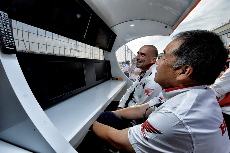 An der Repsol-Honda-Box: Shuhei Nakamoto und Teamprinzipal Livio Suppo