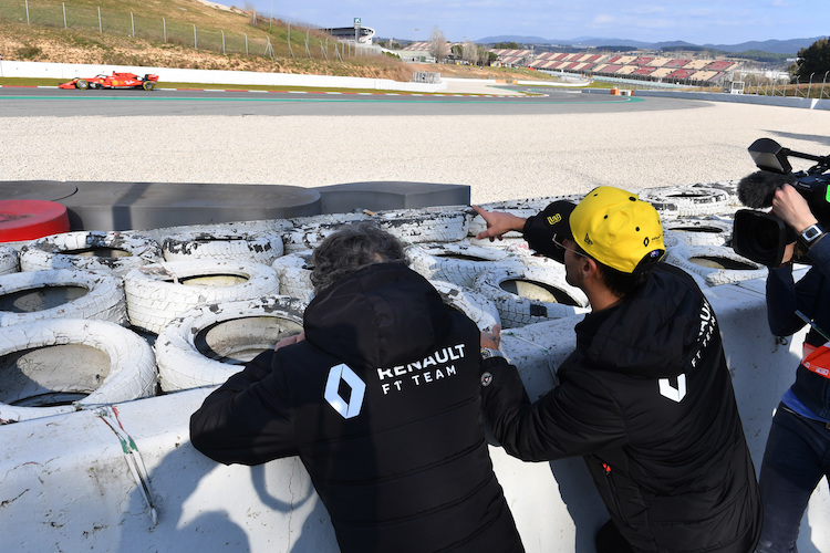 Daniel Ricciardo beobachtet während der Wintertests Charles Leclerc