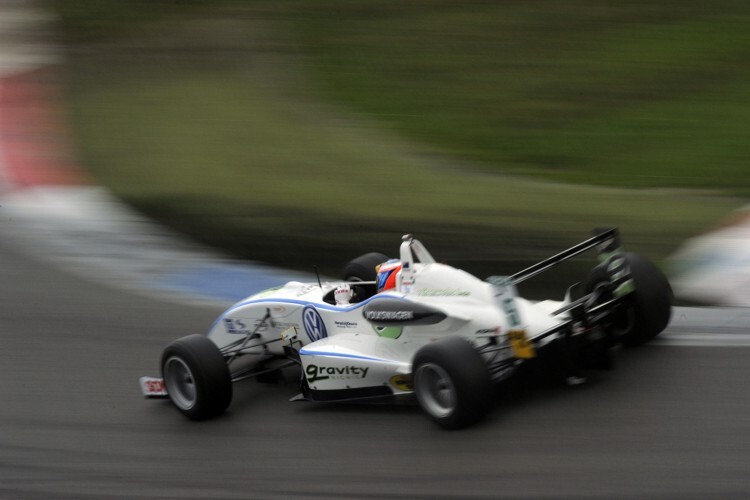 2012 sitzt Lucas Auer in einem VAR-Auto