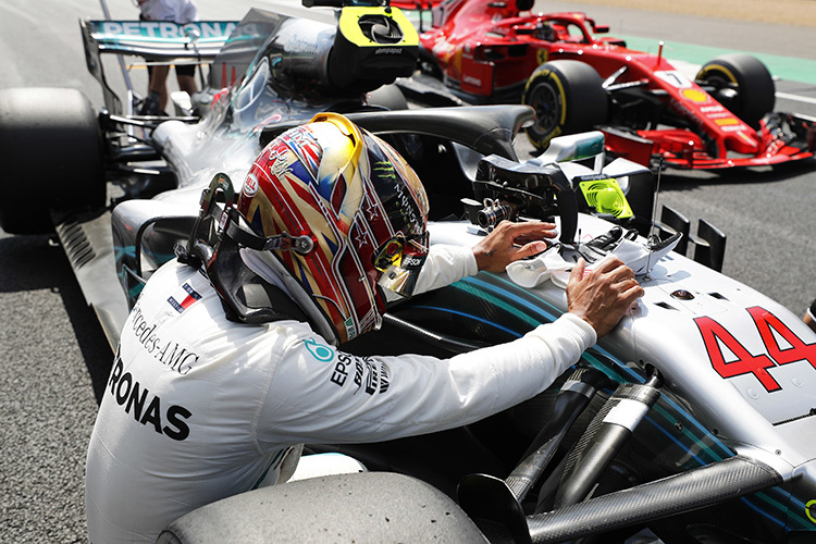 Lewis Hamilton sank nach der Pole neben seinen Silberpfeil nieder
