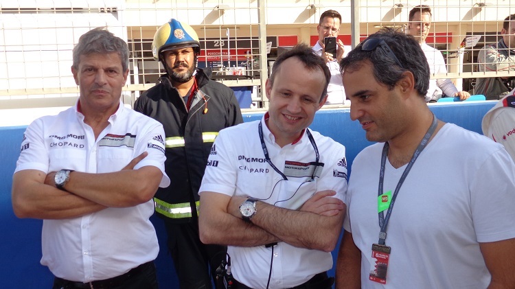 Juan Pablo Montoya (re.) mit Alex Hitzinger (M.) und Fritz Enzinger (li.) auf dem Grid in Bahrain 