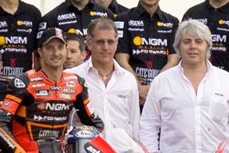 Managing Director Marco Curioni zwischen MotoGP-Star Colin Edwards und Teambesitzer Giovanni Cuzari