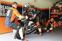 Pol Espargaró in der Box des Red Bull KTM-Werksteams
