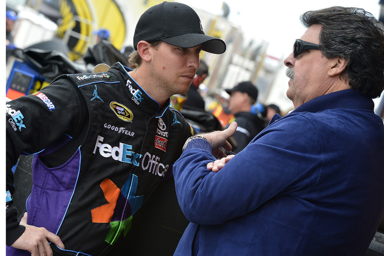 Denny Hamlin mit NASCAR-Chef Mike Helton