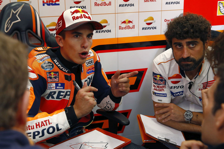 Marc Márquez mit Crew-Chef Santi Hernandez