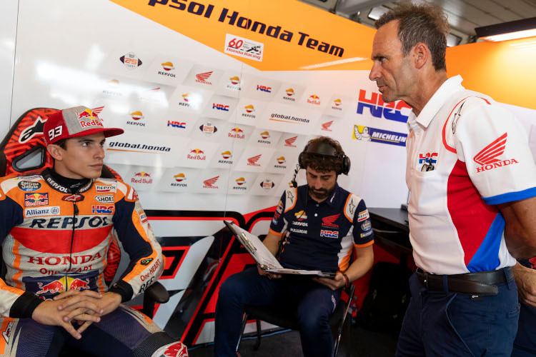 Marc Márquez, Crew-Chief Santi Hernandez und Teammanager Alberto Puig (v.l.n.r.)