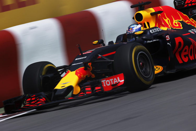 Daniel Ricciardo an der Mauer der Champions