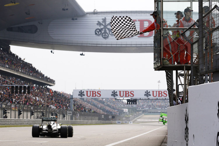 Lewis Hamilton erhält in China 2014 die karierte Flagge zu früh gezeigt