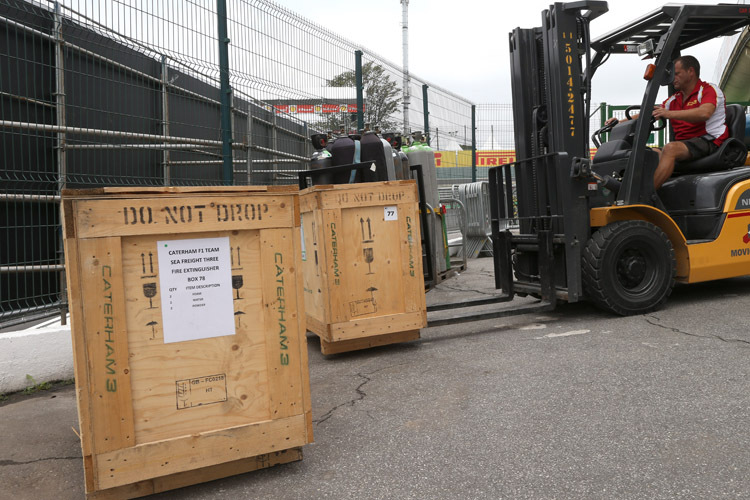 Die Caterham-Kisten werden in Abu Dhabi ausgepackt
