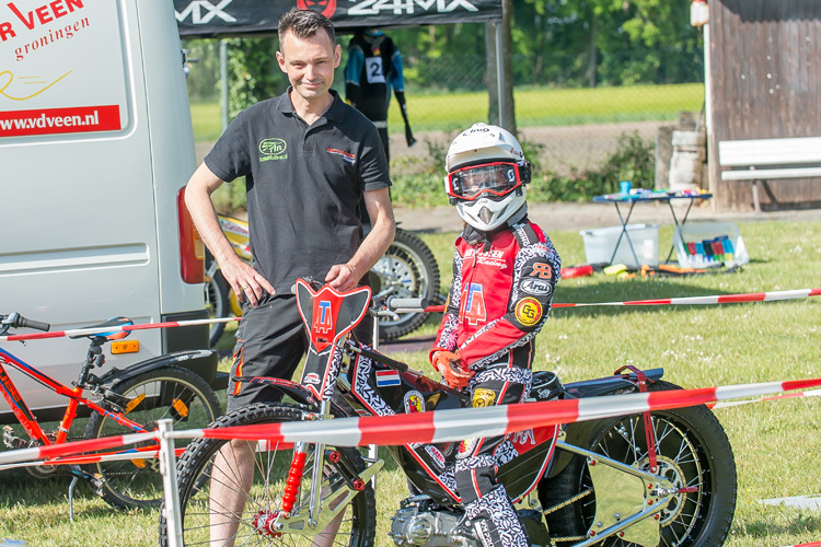 William Matthijssen und Sohn Lester beim Speedway-Training in Moorwinkelsdamm