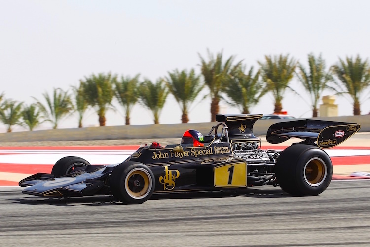 Emerson Fittipaldi 2010 in Bahrain mit seinem tollen Lotus 72
