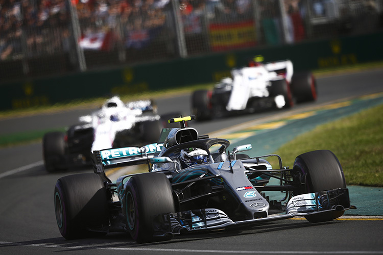 Valtteri Bottas vor den beiden Williams