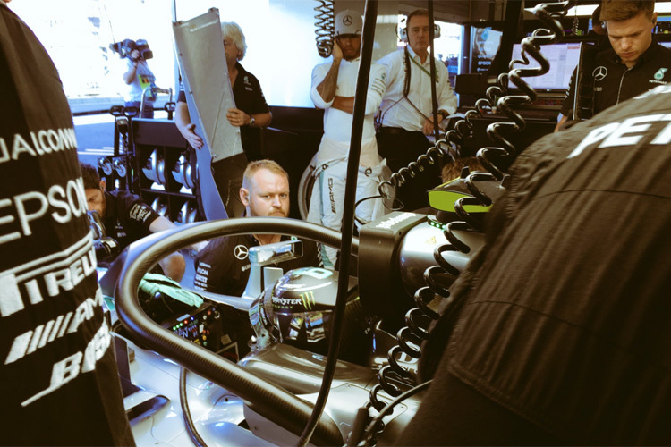 Lewis Hamilton betrachtet den Halo am Wagen von Nico Rosberg