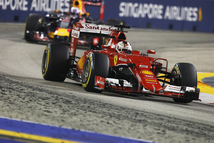 Sebastian Vettel vor Daniel Ricciardo