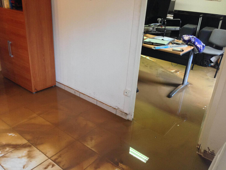 Das Hochwasser überflutete sogar die Büroräume