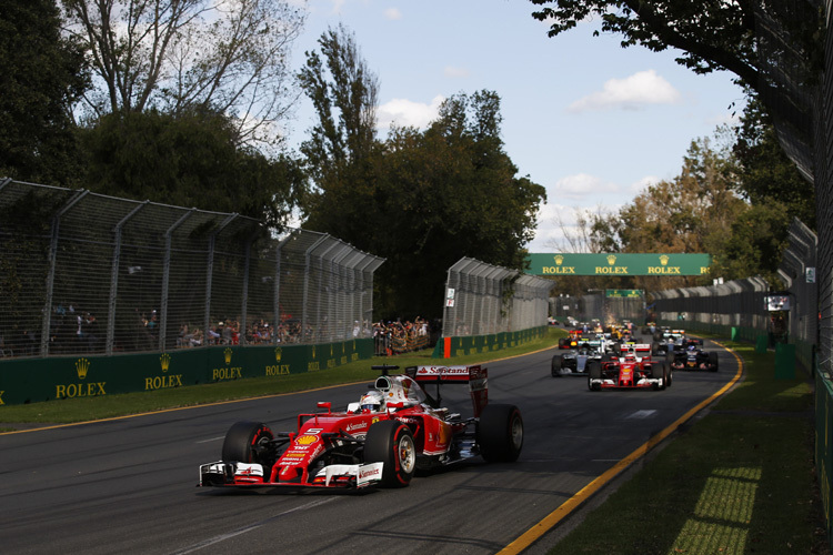 Kurz nach dem Start: Sebastian Vettel und Ferrari in Führung!