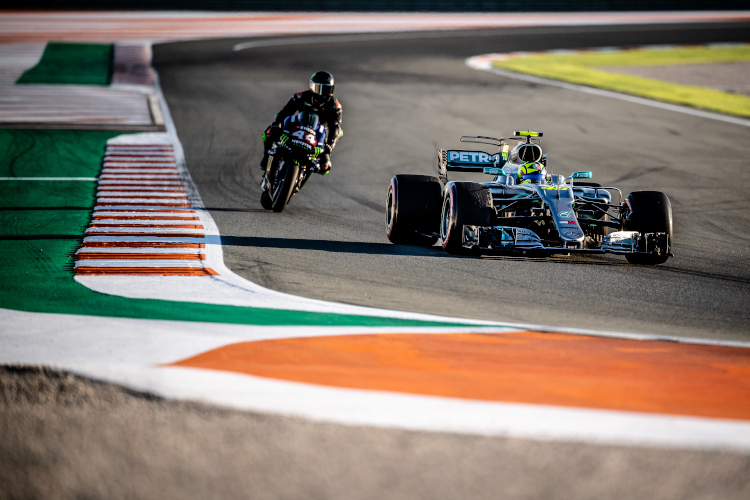 Valencia 2019: Lewis Hamilton auf der M1, Valentino Rossi im Mercedes von 2017