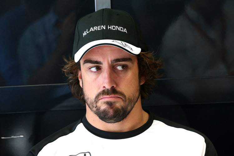 Fernando Alonso: «Wenn man eine Durchfahrtsstrafe bekommt, weil man von einem anderen Auto getroffen wird, ist es einfach nur schräg»
