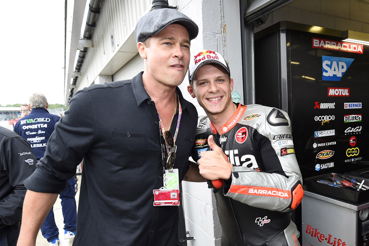 Schnell ein Foto vor der Aprilia-Box: Brad Pitt mit Stefan Bradl