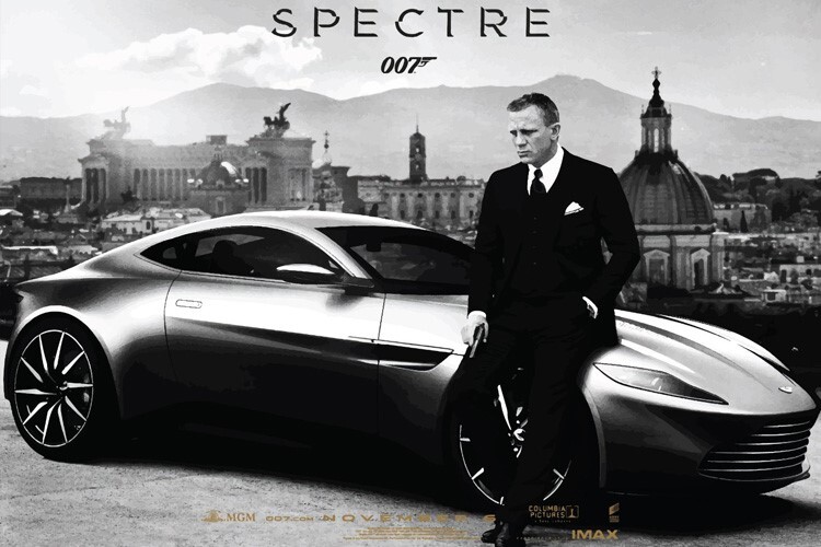 Daniel Craig als James Bond mit seinem Dienstwagen