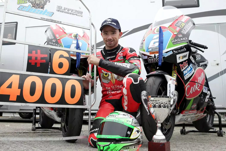 Glenn Irwin gewann zur Sunflower Trophy beide Supertwin-Rennen