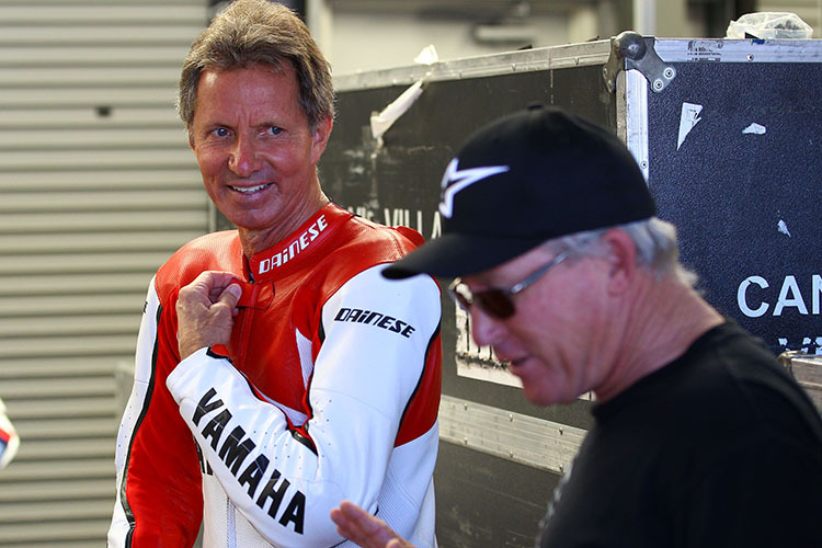 Eddie Lawson als Yamaha-Gast 2011 in Laguna Seca. Rechts: Kenny Roberts senior