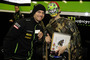 Cal Crutchlow und ein kostümierter japanischer Fan