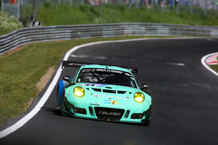 Farbtupfer: Der Porsche 911 GT3 R von Falken Motorsports