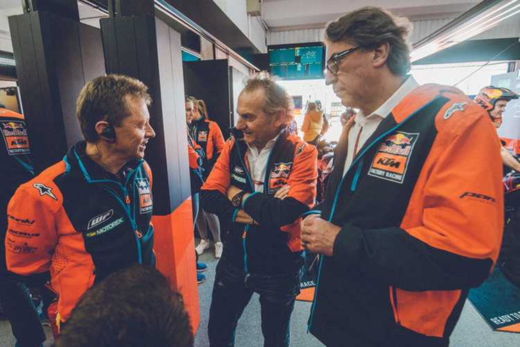 Mike Leitner 2019 beim Valencia-GP mit Hubert Trunkenpolz und Stefan Pierer (rechts) 