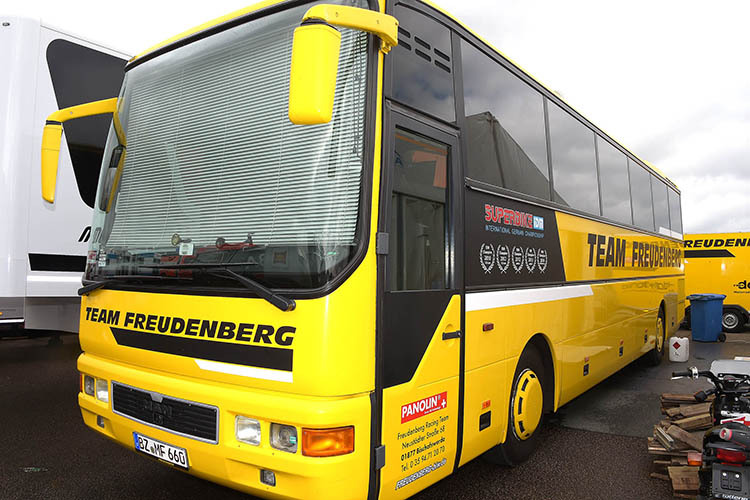 Der Bus des Team Freudenberg am Donnerstag im Paddock