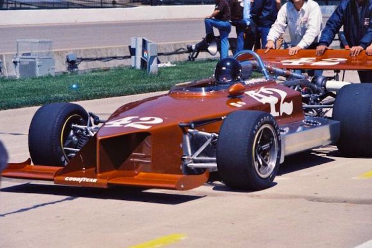 Svede Savage mit seinem merkwürdig geformten Antares beim Training zum Indy 500 von 1972