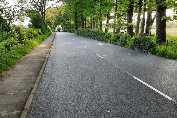 Die Unebenheten auf der langen Sulby Straight wurden durch einen neue Asphaltschicht eliminiert