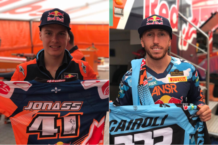 Die Red Bull KTM-Piloten Pauls Jonass und Tony Cairoli signierten ihre Shirts für die Charity Auktion