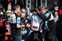 Teammanager Michael Galinski herzt Loris Baz nach Platz 6