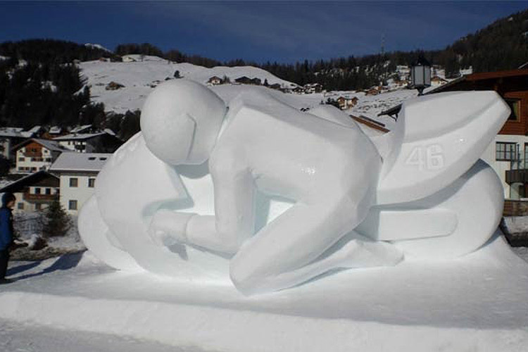 Rossi aus Schnee: Sechs Meter lang