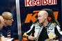 Bradley Smith in der Box des Teams Red Bull KTM