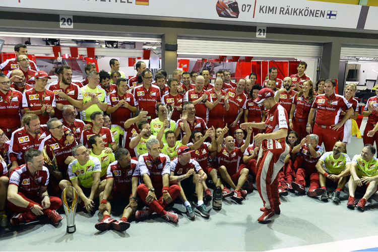 Sebastian Vettel lässt sich von seiner Ferrari-Truppe feiern