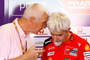 Für ein kurzes Gespräch zwischen alten Bekannten ist immer Zeit: Günther Wiesinger und Gigi Dall'Igna in Misano 2023
