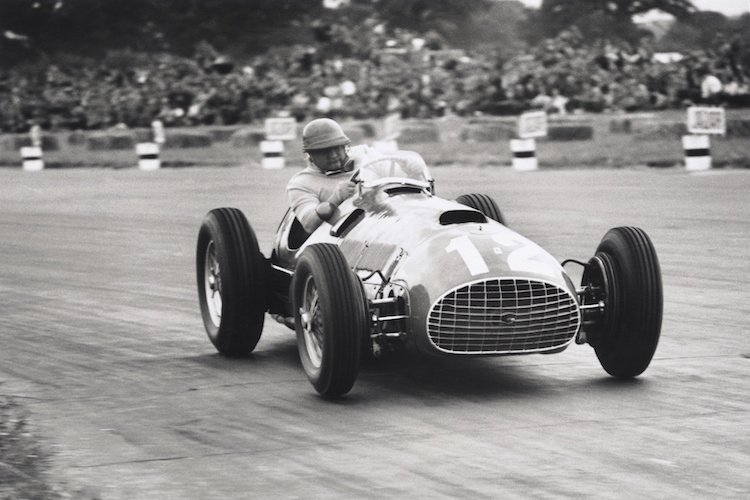 Erster V12-Sieg in der Formel 1 und der erste GP-Sieg von Ferrari: José Froilán González in Silverstone 1951